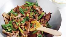 Sizzling garlic beef with broccolini Sizzling garlic beef with broccolini