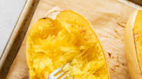 HOW TO COOK SPAGHETTI SQUASH (OVEN METHOD) HOW TO COOK SPAGHETTI SQUASH (OVEN METHOD)