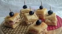 Cubetti di focaccia farciti con salsa tonnata e prosciutto cotto Cubetti di focaccia farciti con salsa tonnata e prosciutto cotto