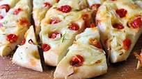Focaccia con tomates, cebolla y romero Focaccia con tomates, cebolla y romero
