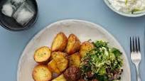Köttbullar med rostad potatis, kålsallad och tzatziki Köttbullar med rostad potatis, kålsallad och tzatziki