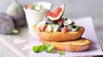 Bruschetta s maslinama, mozzarellom i smokvama Bruschetta s maslinama, mozzarellom i smokvama