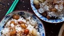 Steamed peanut sticky rice (Xoi dau phong/Xoi lac) Steamed peanut sticky rice (Xoi dau phong/Xoi lac)
