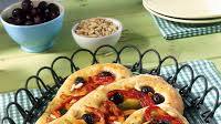 Focaccia alle olive con peperoni e pinoli Focaccia alle olive con peperoni e pinoli