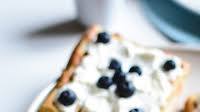 Tostadas de pan con nata montada y arándanos Tostadas de pan con nata montada y arándanos
