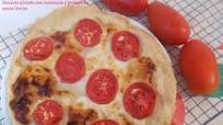 Focaccia pizzata con crescenza e pomodoro - senza lievito Focaccia pizzata con crescenza e pomodoro - senza lievito