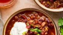 Easy Slow Cooker Chili (With Sausage) Easy Slow Cooker Chili (With Sausage)