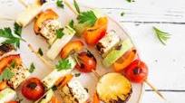 Brochetas vegetarianas, aliñadas con halloumi y verduras Brochetas vegetarianas, aliñadas con halloumi y verduras
