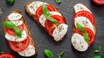 Tostada de pan integral caprese Tostada de pan integral caprese