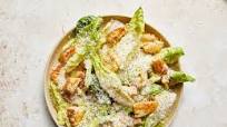 Devan macht einen Caesar Salad Devan macht einen Caesar Salad