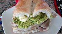 Sándwich de pernil de cerdo con palta Sándwich de pernil de cerdo con palta