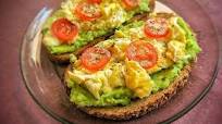 Tostadas de Aguacate y Huevo Tostadas de Aguacate y Huevo