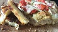 Focaccia a la margarita y arepa tostada a la mantequilla Focaccia a la margarita y arepa tostada a la mantequilla