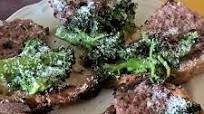 Bruschetta su brokoliais ir „pecorino romano“ sūriu Bruschetta su brokoliais ir „pecorino romano“ sūriu