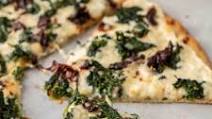 Spinach pizza with white sauce Spinach pizza with white sauce