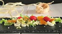 Insalata con bottarga di muggine, sedano, lamponi e menta Insalata con bottarga di muggine, sedano, lamponi e menta
