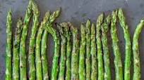 How to Grill Asparagus (Foil Hack) How to Grill Asparagus (Foil Hack)