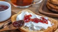 Pan tostado Bimbo con queso crema y mermelada de fresa y chipotle Pan tostado Bimbo con queso crema y mermelada de fresa y chipotle