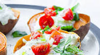 Pieczone bataty podawane z tzatziki Pieczone bataty podawane z tzatziki