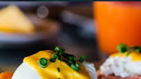 HUEVOS BENEDICTINOS EN TOSTADA CON JAMÓN Y SALSA HOLANDESA HUEVOS BENEDICTINOS EN TOSTADA CON JAMÓN Y SALSA HOLANDESA