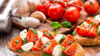 Bruschetta z mozzarellą i pomidorem Bruschetta z mozzarellą i pomidorem
