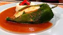 Chile relleno en salsa de pimiento Chile relleno en salsa de pimiento