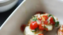 Lämpimät mozzarella-bruschetat | Maku Lämpimät mozzarella-bruschetat | Maku