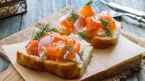 Recette de Bruschetta au saumon et fromage frais aux herbes Recette de Bruschetta au saumon et fromage frais aux herbes