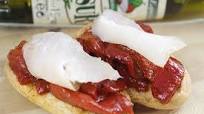 Tosta con pimientos caramelizados y bacalao Tosta con pimientos caramelizados y bacalao