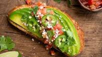 Pan tostado con aguacate y pico de gallo Pan tostado con aguacate y pico de gallo