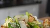 Caesar salad là gì? 2 Cách làm caesar salad đơn giản thơm ngon tại nhà Caesar salad là gì? 2 Cách làm caesar salad đơn giản thơm ngon tại nhà