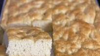 Focaccia in teglia alta e morbida Focaccia in teglia alta e morbida