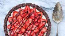 Raw Strawberry Chocolate Dessert Pizza Raw Strawberry Chocolate Dessert Pizza