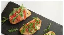 Bruschetta su kumpiu ir mocarella Bruschetta su kumpiu ir mocarella
