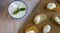 Tzatziki: la sauce grecque traditionnelle Tzatziki: la sauce grecque traditionnelle