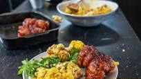 Op die braai: Mini-eisbeins en blomkoolslaai Op die braai: Mini-eisbeins en blomkoolslaai