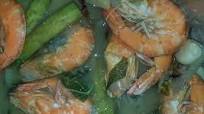 Sinigang na Hipon (Filipino Shrimp Tamarind/Sour Soup) Sinigang na Hipon (Filipino Shrimp Tamarind/Sour Soup)