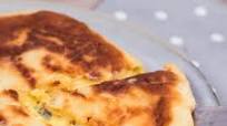 Focaccia ripiena al formaggio: la ricetta soffice e filante da cuocere in padella Focaccia ripiena al formaggio: la ricetta soffice e filante da cuocere in padella