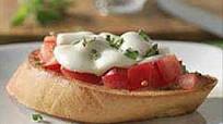 Bruschetta de tomate y mozzarella Bruschetta de tomate y mozzarella