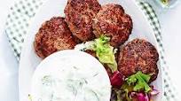 Pannbiff med tzatziki och rostad potatis Pannbiff med tzatziki och rostad potatis
