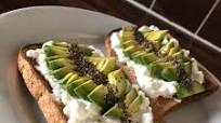 Tostadas de cottage y aguacate. 🥑 Tostadas de cottage y aguacate. 🥑