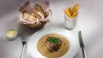 Steak Haché, Sauce au Poivre et Frites Steak Haché, Sauce au Poivre et Frites