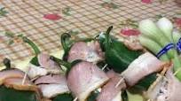 Jalapeños rellenos de queso crema enrollados en tocino Jalapeños rellenos de queso crema enrollados en tocino