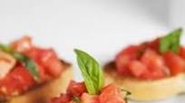 Bruschetta de tomates y albahaca Bruschetta de tomates y albahaca