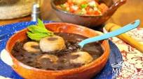 Chochoyotes en caldo de frijoles negros Chochoyotes en caldo de frijoles negros