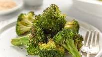 Easy Air Fryer Broccoli {Vegan, Gluten-Free} Easy Air Fryer Broccoli {Vegan, Gluten-Free}