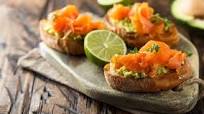 Bruschetta au saumon fumé, avocat et mozzarella Bruschetta au saumon fumé, avocat et mozzarella