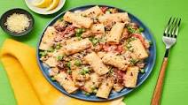 Chicken Sausage Rigatoni Napoletano with Peas, Chili Flakes & Creamy Garlic Sauce Chicken Sausage Rigatoni Napoletano with Peas, Chili Flakes & Creamy Garlic Sauce