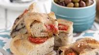 Focaccia con pomodori e olive Focaccia con pomodori e olive