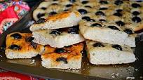 Focaccia duonelė su alyvuogėmis - nuostabus užkandis prie vyno! Focaccia duonelė su alyvuogėmis - nuostabus užkandis prie vyno!